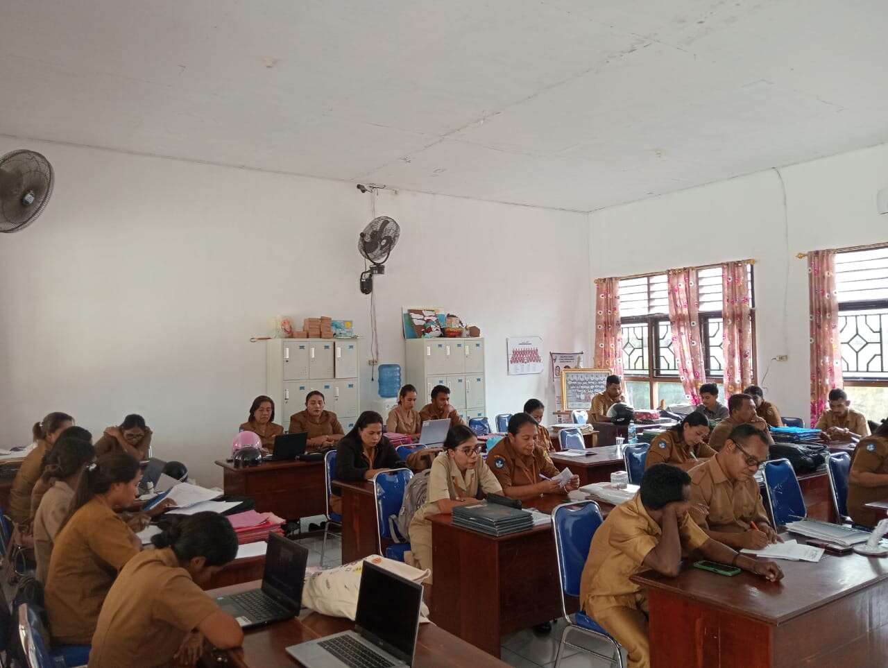 Rapat bersama Kepala SMA PGRI DOBO dan Dewan Guru  Persiapan Proses Pembelajaran Pada Semester Ganjil Tahun Pelajaran 2025/2026